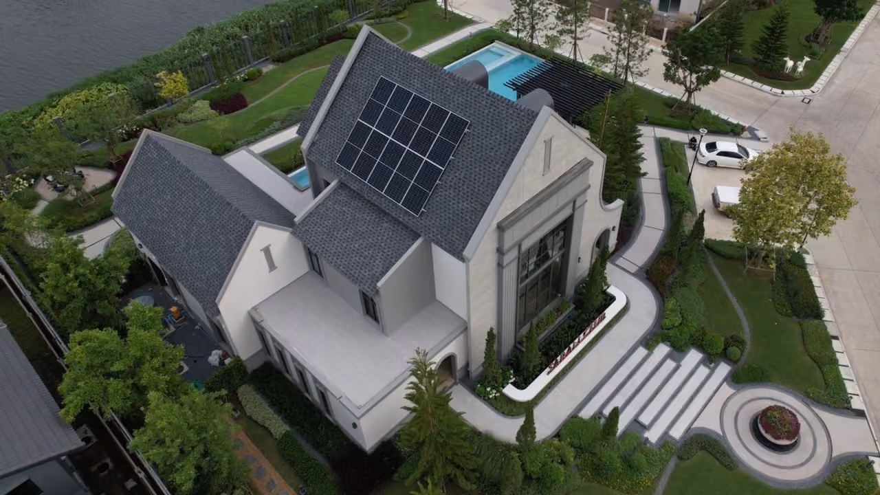 บ้านพักอาศัยติดตั้งโซล่าเซลล์โดย ION Energy มุมสูง