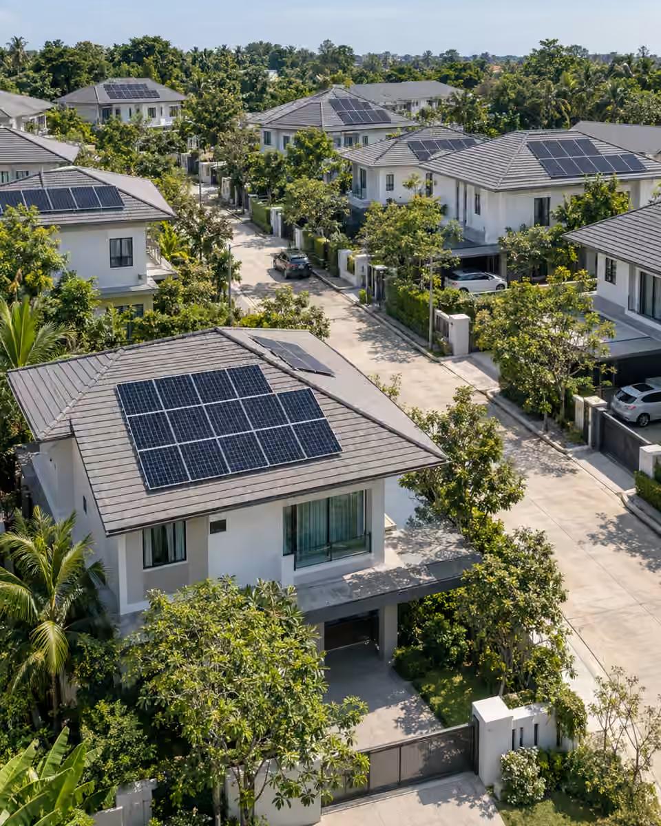 แผง Solar Rooftop บนหลังคาบ้านในหมู่บ้านจัดสรร
